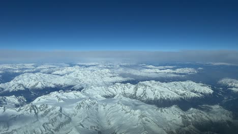 Impresionante-Vista-De-Los-Ne-Alpes-Italianos-Que-Vuelan-Hacia-El-Norte-Cerca-De-La-Frontera-Con-Austria