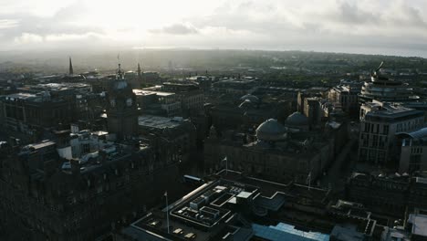 Establishing-drone-shot-of-Edinburgh,-Scotland-at-sunset
