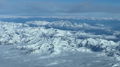 Impresionante-Vista-De-Las-Montañas-De-Los-Alpes-Italianos-Que-Vuelan-Hacia-El-Norte-Hasta-El-Límite-Con-Austria