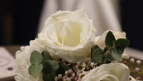 Weiße-Rose-Blume-Brautstrauß,-Hochzeitskleid-Im-Hintergrund,-Braut-Wartet