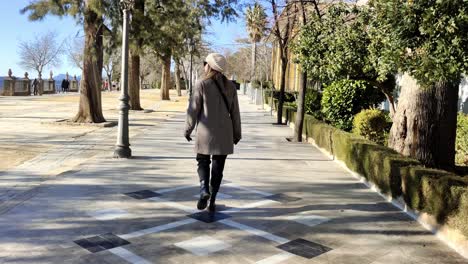 Foto-De-Seguimiento-De-Una-Mujer-Caminando-Por-Las-Soleadas-Calles-De-Ronda,-España