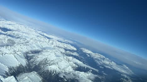 Spectacular-view-of-the-snowed-NE-Italian-Alps-mountains,-flying-northbound-near-the-austrian-boundary,-on-a-left-turn