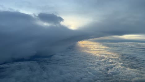Luftaufnahme-Aus-Einem-Jet-Cockpit-Eines-Stürmischen-Himmels,-Aufgenommen-Kurz-Nach-Sonnenaufgang