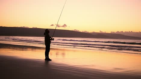 Silhouette-Eines-Fischers,-Der-Mit-Einer-Angelrute-Fischt