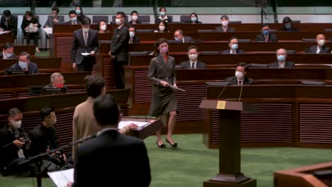 Hongkonger-Gesetzgeber-Tragen-Das-Bündnis-Zum-Grundgesetz-Während-Einer-Eidzeremonie,-Um-Das-Bündnis-Zum-Grundgesetz-In-Der-Hauptkammer-Des-Legislativrates-Zu-Schwören