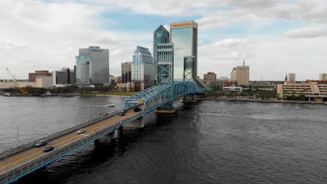 Luftaufnahme-Von-Autos-Auf-Einer-Brücke-In-Jacksonville,-Florida---Aufsteigend,-Drohne-Erschossen