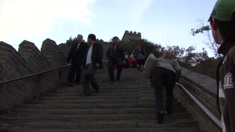 Touristen,-Die-Die-Chinesische-Mauer-Besuchen,-Juyong-passabschnitt