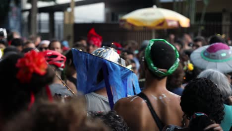 Menge-Von-Kostümleuten-Bei-Einem-Straßenkarnevalsfest-In-Der-Nacht-In-Brasilien