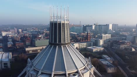 Liverpool-Catedral-Metropolitana-Contemporánea-Ciudad-Punto-De-Referencia-Torres-En-La-Azotea-Antena-Creciente-Retroceder