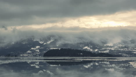 Neblige-Landschaft-Von-Hügel-Und-Seeufer-In-Vik-Norwegen---Zeitraffer