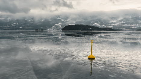 Zugefrorener-See-An-Einem-Nebligen-Wintertag-In-Norwegen---Zeitraffer