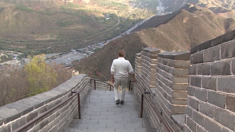 Turista-Bajando-Los-Escalones-De-La-Gran-Muralla-China