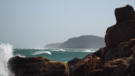 Wellen-Des-Südchinesischen-Meeres-Stürzen-über-Die-Felsen-Bei-Hang-Rai,-Vietnam