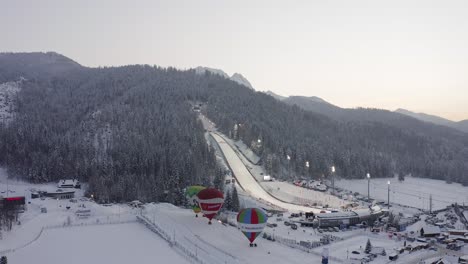 Sonnenuntergang-An-Der-Skisprungschanze-In-Zakopane-Mit-Heißluftballons-Während-Der-Wintersaison