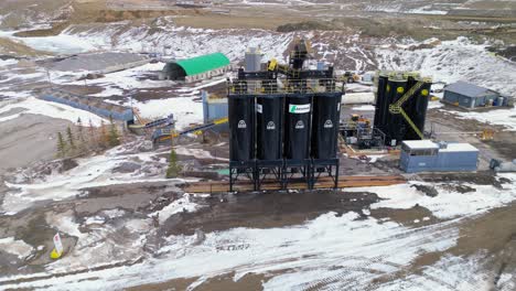 Schwarze-Silos,-Die-Die-Materialien-Enthalten,-Die-Zur-Herstellung-Von-Zement-Benötigt-Werden,-Sind-In-Einer-Luftdrohnenansicht-Des-Zementwerks-Von-Calgary-Lafarge-In-Spyhill-Und-Umgebung-Zu-Sehen