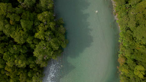 Overhead-Luftaufnahme-Des-Klaren-Grünen-Flusses-In-Blauen-Pools-In-Neuseeland
