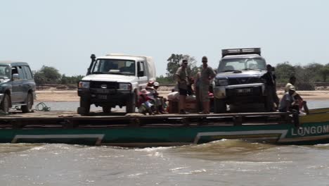 Flussfähre-Transportiert-Fahrzeuge-über-Den-Fluss-Tsiribihina,-Madagaskar