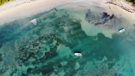 Klares-Wasser-Von-Saint-Marie-Beach-In-Madagaskar,-Das-Das-Riff-Unter-Der-Oberfläche-Enthüllt