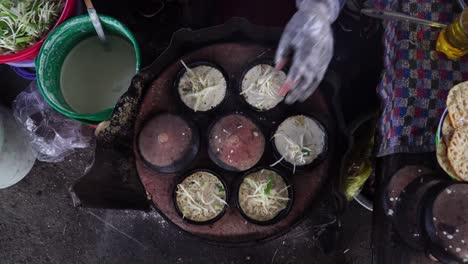 Draufsicht-Weitschuss-Straßenkoch-Macht-Banh-Xeo-Traditionellen-Vietnamesischen-Tintenfischpfannkuchen