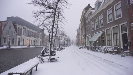 Leiden-city-streets-in-winter-snow,-Rijn-Rhine-riverside,-Netherlands