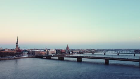 Verkehr-über-Die-Steinbrücke-In-Riga,-Luftaufnahme-Im-Winter