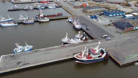 Arial:-Fischereifahrzeuge-Im-Hafen-Von-Norddänemark