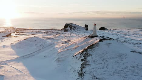 Magischer-Sonnenuntergang-Am-Leuchtturm-Reykjanesviti-Während-Der-Wintersaison,-Antenne