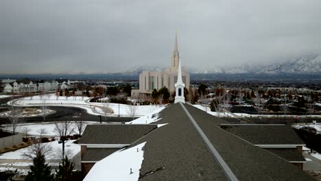 Ascendiendo-Por-Encima-De-Una-Iglesia-Mormona-Para-Revelar-El-Templo-De-La-Montaña-Oquirrh