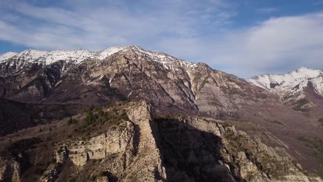 Luftaufnahme-Des-Provo-berges-Mit-Schnee-An-Der-Spitze-In-Utah,-Usa