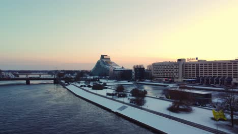 Radisson-Blu-Hotel-Im-Pardaugava-bereich-In-Riga,-Lettland,-Luftbild