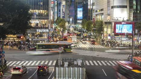 Multitud-De-Peatones-Cruzando-La-Calle-En-El-Cruce-De-Shibuya-Por-La-Noche-En-Tokio,-Japón