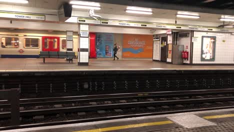 Der-Zug-Fährt-In-Die-U-Bahnstation-Tower-Hill-Im-Zentrum-Von-London,-Großbritannien