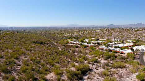 Aufsteigende-Drohnenaufnahme-Mit-Blick-Auf-Die-Wüste-Und-Die-Stadt-Tucson-Arizona
