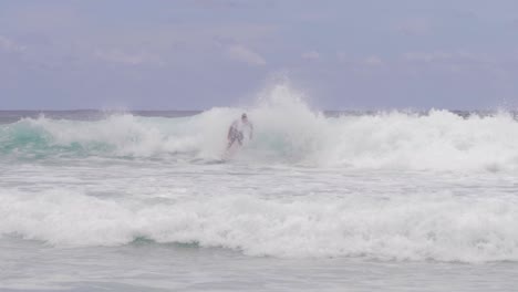 Surfen---Surfer,-Der-Wellen-Am-South-Gorge-Beach-Fängt,-Patrouilliert-Von-Rettungsschwimmern-Auf-Jetski---North-Stradbroke-Island,-Qld,-Australien---Weitwinkelaufnahme