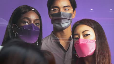 Fußgänger,-Die-Hygienegesichtsmasken-Als-Vorbeugung-Gegen-Das-Covid-19-virus-Tragen,-Gehen-Auf-Der-Straße-An-Einer-Kommerziellen-Werbung-Einer-Marke-Für-Gesichtsmasken-In-Hongkong-Vorbei