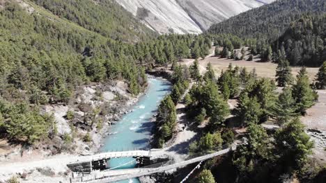 Puente-Colgante-Sobre-El-Río-Marsyangdi-En-Annapurna-Trek-En-Nepal