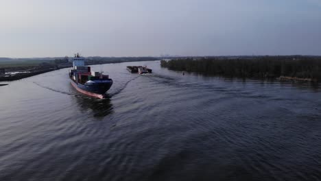 Containerschiff-Von-Pachuca-Auf-Der-Oude-Maas-Mit-Blick-Auf-Grüne-Wälder-In-Den-Niederlanden