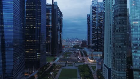 Vorbei-An-Gläsernen-Wolkenkratzern-über-Den-Boulevard-Am-Wasser-In-Der-Marina-Bay,-Singapur