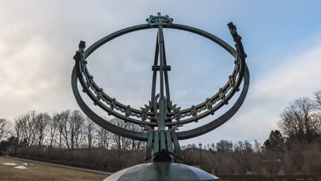 Vigeland-Park-Sundial-With-People-Walking-Around---Sculpture-At-Frogner-Park-In-Oslo,-Norway