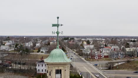 Nord-Süd-Pfeil-Metallschild-über-Wohnstadt-Kirche-Pawtucket,-Rhode-Island