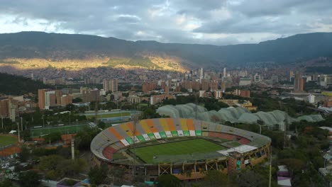 Drohne-Kreist-über-Dem-Stadion-Athanasio-Girardot.-Medellin,-Kolumbien