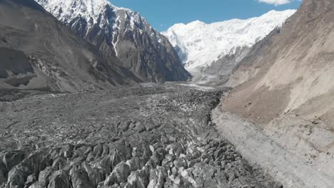 Antena-Sobre-El-Glaciar-Hopar-En-El-Valle-De-Nagar-Con-Montañas-Nevadas