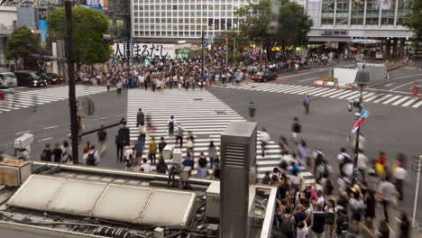 Multitud-De-Personas-Y-Tráfico-De-La-Ciudad-En-El-Famoso-Cruce-De-Shibuya-En-Tokio,-Japón-Durante-El-Día