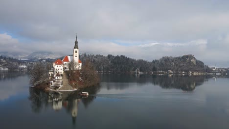 Schöne-Luft-Kreis-Pan-Lake-Bled-Kirche-Boot-Segeln-Durch-Wasserreflexion