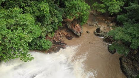 Starker-Wasserfluss-Wasserfall-Im-Dichten-üppigen-Grünen-Dschungelregenwald