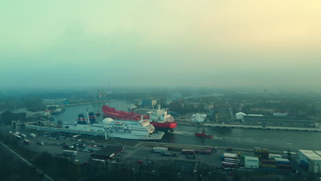 Fährschiff-Verankert-Am-Terminal-Im-Hafen-Von-Danzig-In-Der-Nähe-Von-Westerplatte,-Polen