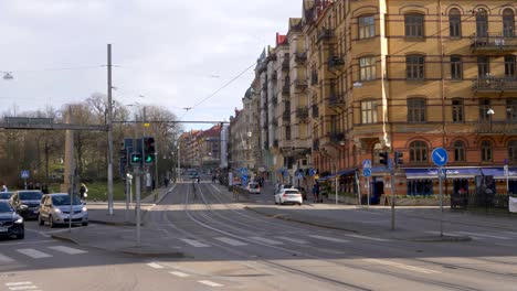 Primer-Plano-De-Los-Automóviles-Que-Circulan-Por-Las-Calles-Urbanas-De-Gotemburgo,-Hermosa-Ciudad-De-Suecia