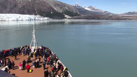 Cruise-ship-getting-close-to-the-Margerie-Glacier-in-Alaska