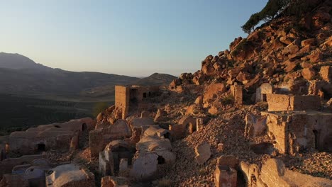 Drohnenschuss,-Der-Sich-Während-Eines-Warmen-Sonnenuntergangs-Langsam-über-Das-Alte-Dorf-In-Tunesien-Bewegt