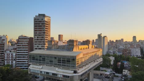 Vista-De-Pedestal-Ascendente-De-La-Biblioteca-Nacional-Que-Revela-La-Ciudad-De-Buenos-Aires